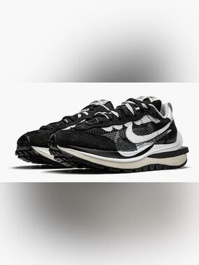 Nike Women’s Black and White Layered Runner Athletic Shoes